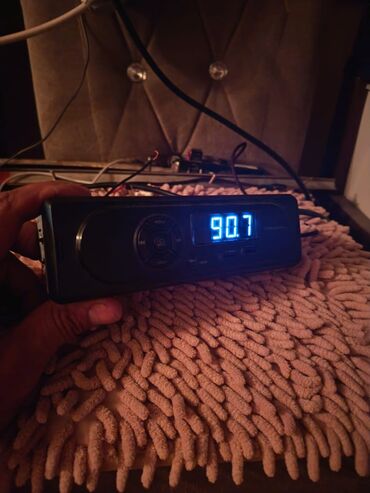 Monitorlar: Avtomobillər üçün nəzərdə tutulmuş bu qara rəngli radio, audio