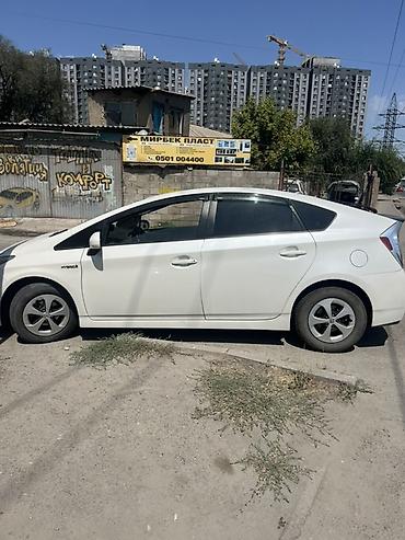 Унаа сатуу: Toyota Prius: 2015 г., 1.8 л, Вариатор, Гибрид, Хетчбек — 2