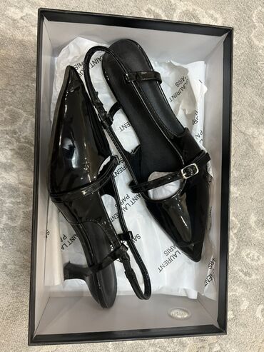 женские лакированные сапоги: Элегантные лакированные туфли-лодочки Saint Laurent с ремешком Mary