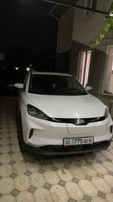 электромобили в бишкеке voltauto.kg фото: Белый электрический кроссовер, оснащенный панорамной крышей. Обладает