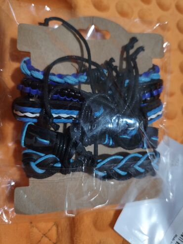 Наборы украшений: Набор бижутерии и аксессуаров Состав: - Брошь в форме пера — 10