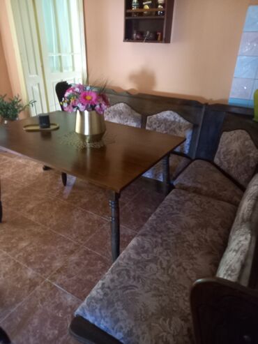 podmetac za obucu: Ugaona, tapacirana klupa ? 1,30 i trpezarijski što 1,30 × 90 cm. u
