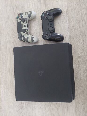 PS4 (Sony Playstation 4): Na prodaju SONY PS4 Slim 1tb sa 2 dzojstika kao NOV + FIFA 24. Konzola