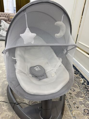 Люлькалар: Электронная колыбель-качалка для новорождённых Cool Baby (логотип на