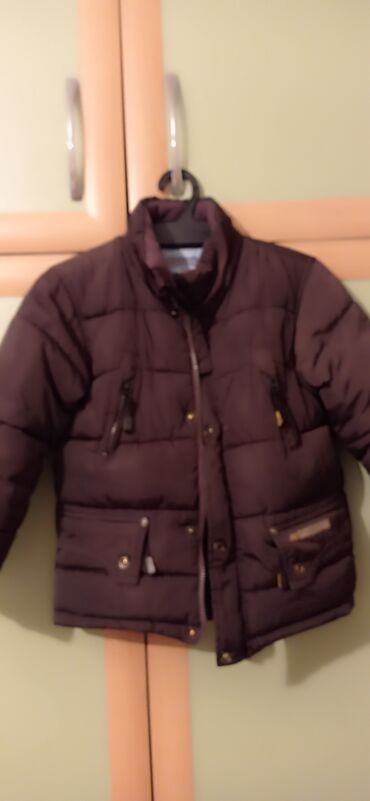 детские куртки на мальчика: Куртка на мальчика 8 лет.постиранная,без брака,носили недолго