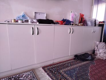 böyük dolab: Şkaflar uzunluğu ikisi biryerde üç metrdən böyükdu yaxşı vezyetdedi