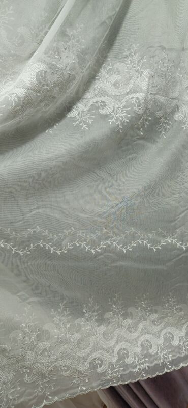 Pərdə və tüllər: Ağ rəngdə, zərif naxışlı tül pərdə. Otağa yüngüllük və incəlik qatır — 20