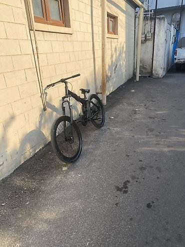 Velosipedlər: Elektrik dağ velosipedi – mat qara rəng, iri 27.5–29" təkərlər və — 2