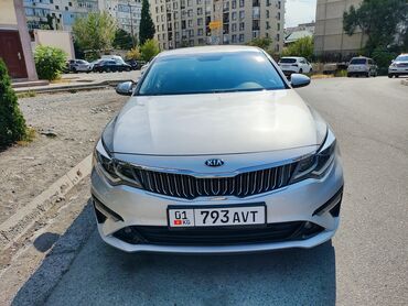 срочно продаю в связи с переездом: Седан Kia Ка5 серебристого цвета с классическими дисками. Оснащен