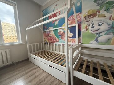 Детские односпальные кровати: Детская кровать в форме домика из дерева белого цвета. Оснащена