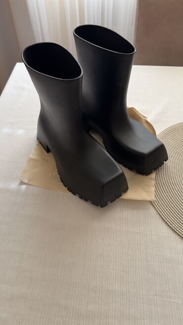 sapaskiler: Balenciaga brendinə məxsus qara rəngli uniseks rezin çəkmələr. Bu