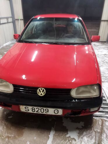 обвес на гольф 2: Красный хэтчбек Volkswagen Golf третьего поколения. Автомобиль оснащен