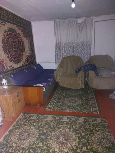 Продажа домов: Продаю дом с мебелью, двор на 2 машины, участок 8 соток. Внутри дома — 15