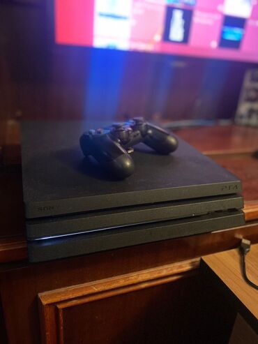 PS4 (Sony Playstation 4): Playstation 4pro 1tb yaddas. 2 joystik (jostikin biri qutusunnan hec