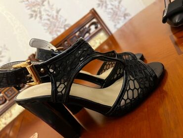 женские сандали adidas adilette: Размер: 36, цвет - Черный, Новый