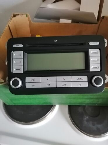 Tuning oprema: Na prodaju original cd radio za golfa 5,ispravno sve i radi 100%