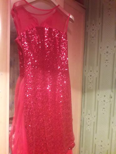красные вечерние платья: Вечернее платье