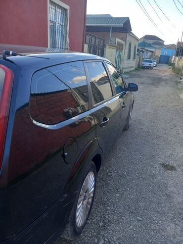 Ford: Ford Focus – universal (kombi) kuzov, qara rəng. Xarici: - Universal — 3