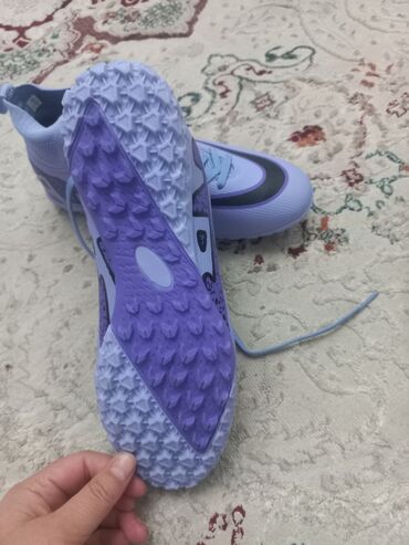 футбольный сараканошка: Размер 40 .Футбольные бутсы/сороконожки для игры на искусственном