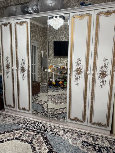 мебель стол и стулья для зала: Спальный гарнитур, Б/у, Двуспальная кровать, Шкаф, Комод, Белоруссия, Самовывоз, цвет - Бежевый