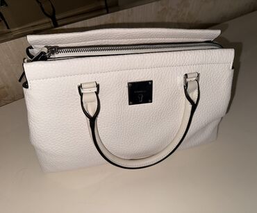 Çantalar: Fiorelli ag canta 1-2 defe istifade olunub. Demek olar yenidir 70$