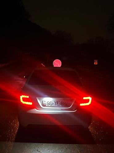 LDV: Ağ rəngli sedan avtomobil Xüsusiyyətlər: - Geniş və rahat 4 qapılı — 3