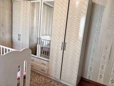куплю спальные гарнитуры: Уктоочу бөлмө гарнитуру, Эки кишилик керебет, түсү - Саргыч боз