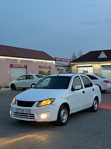 turbo az gaz 24: Ağ rəngli sedan, “Limited Edition” arxa nişanlaması ilə. Kompakt — 2