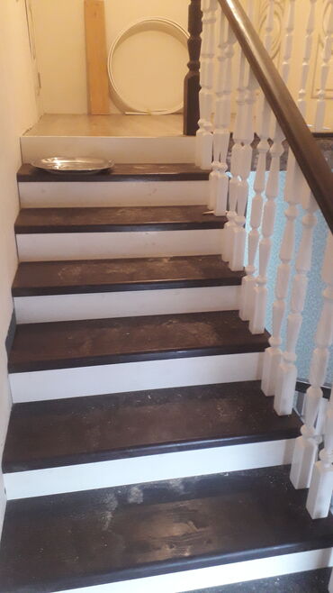 Деревянные лестницы: Деревянная лестница с окрашенными ступенями и белыми балясинами — 20