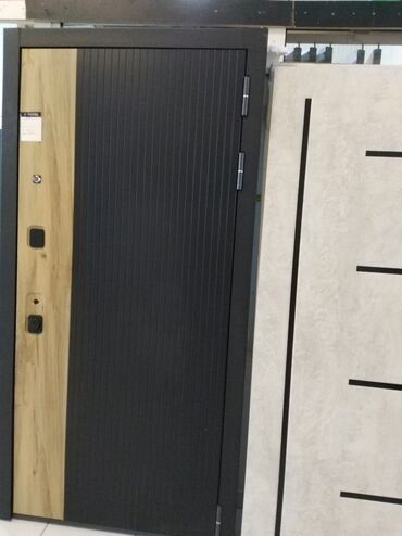 standart qapi olculeri: Metal giriş qapısı, tünd boz rəngdə, ağac teksturalı panellərlə