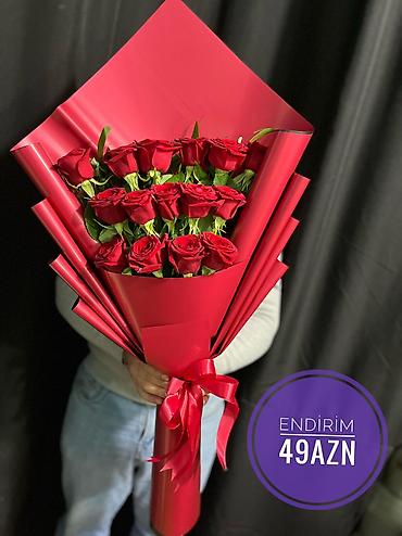 sakura gülü: 8 Mart üçün xüsusi gül kompozisiyası – şəffaf kvadrat qutuda qırmızı — 4