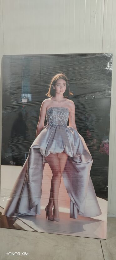 guldan şəkilləri: Böyük formatlı dekorativ tablo – moda podiumunda gümüşü məxməri/saten