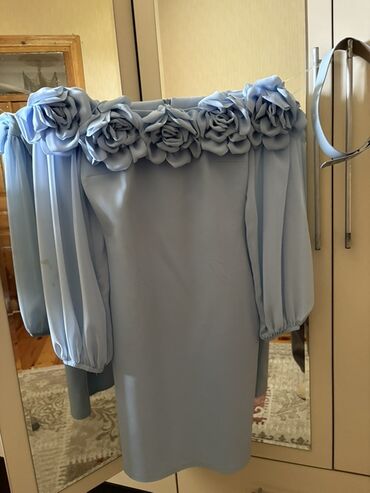 женские розовые кофточки: Açıq mavi rəngdə, off-shoulder dizaynlı zərif ziyafət geyimi. Üst