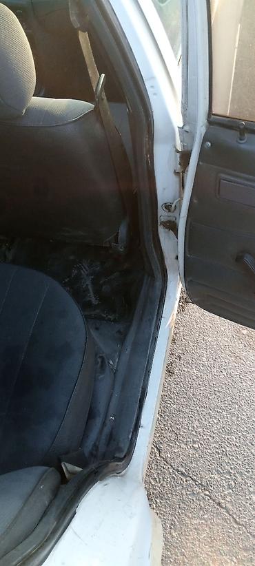 guzgu: Model: Daewoo Nexia, ağ sedan Xüsusiyyətlər: - Kuzov: 4 qapılı sedan — 9
