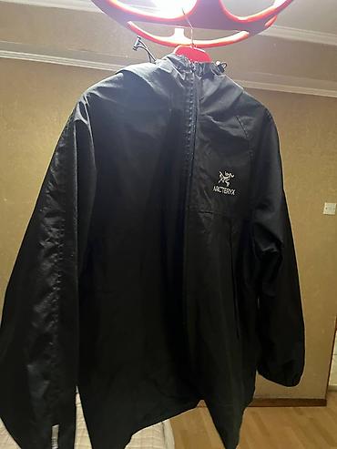Лёгкая ветровка Arc’teryx, черного цвета. Основные особенности: -