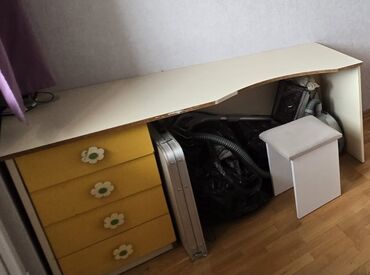 Otaq bitkiləri: Oğlan və qız üçün, Siyirməli, Yazı masası, Stullar ilə lalafo.az -da Otaq bitkiləri: Oğlan və qız üçün, Siyirməli, Yazı masası, Stullar ilə