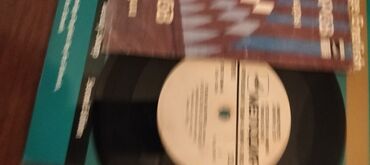 Vinil vallar: Vinil plastinkalar satılır. Bir ədədi 20 manat — 23