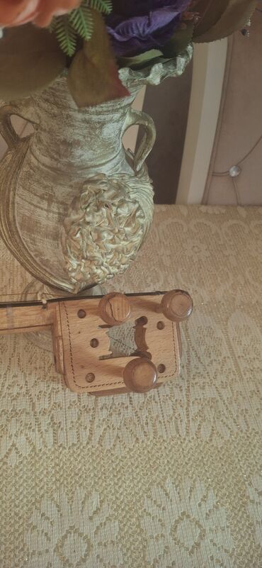 Sintezatorlar: Klassik musiqi aləti olan tarz, qarağac materialından hazırlanmışdır