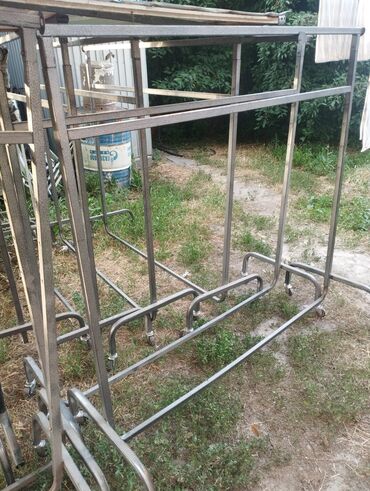 корзина на колесах: В связи с ликвидацией магазина продаю кронштейны на колесах количество
