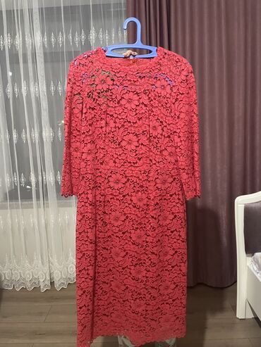 продаю женские платья: Продается женское платье 44-46 кружева Италия