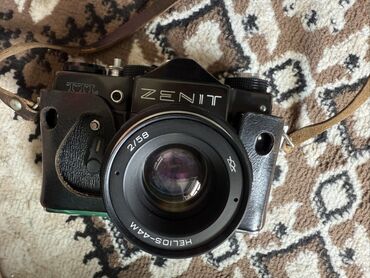 Zenit TTL markalı qara rəngdə kamera. Bu kamera əl ilə fokuslanma və