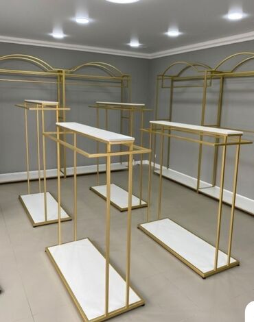 Mağaza asılqanları: Paltar asmaq üçün nəzərdə tutulmuş metal konstruksiyalı asılqan. Bu — 2