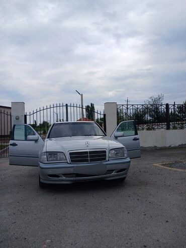 Mercedes-Benz C-Class model avtomobili. Gümüşü rəngdədir və sedan