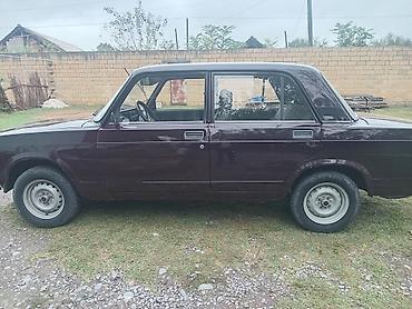 2107 most: VAZ 2107, sedan, tünd qəhvəyi rəng. Klassik kvadrat dizaynlı kuzov — 2