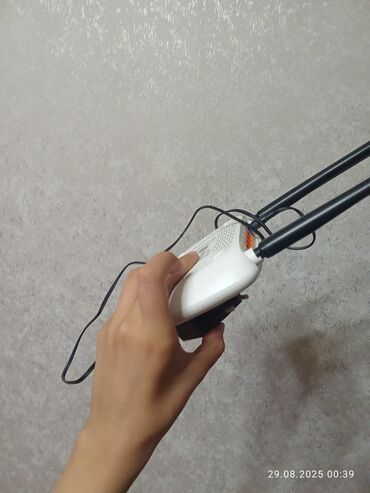 modem huawei: Bu, iki xarici antenası olan ağ rəngli simsiz WiFi routeridir. Cihazın