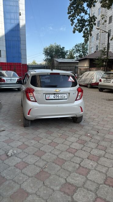 обмен на спринтер грузовой: Автомобиль Chevrolet Spark в цвете "серебристый металлик" представляет