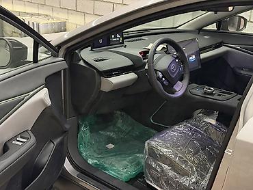 mg 6: Toyota bZ5: 2026 г., Электромобиль, Седан — 4