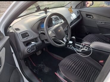 Changan: Chevrolet Cobalt sedan – ağ rəng, avtomatik ötürmə. Xarici: - Ağ