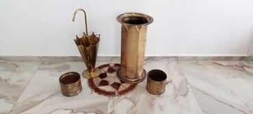 Umetnost i kolekcionarstvo: Set starih bakarnih posuda za kisobrane i saksije za cvce prodajese za