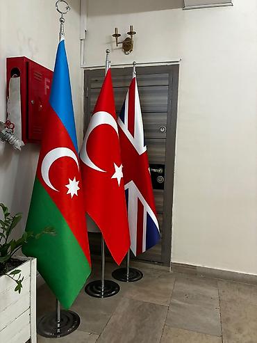 ofis ləvazimatı: Bayraqlar her biri 50azn Şəkildə göründüyü kimi dirəyi ilə birlikdə — 1